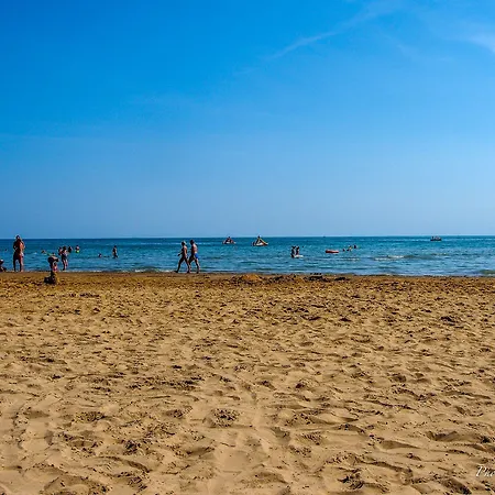 Beachfront Escape One Bedroom Flat With Ac アパート